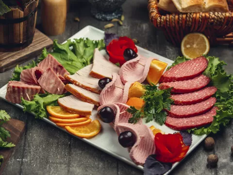 Закуска в виде мясной наразки