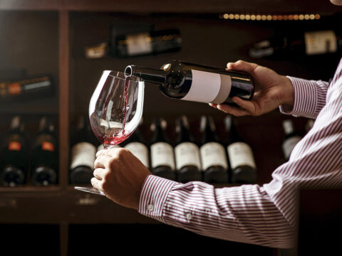 Как по этикету правильно держать бокал с вином?