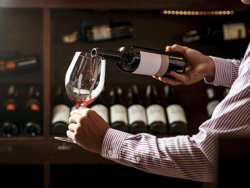 Как правильно держать бокал с вином