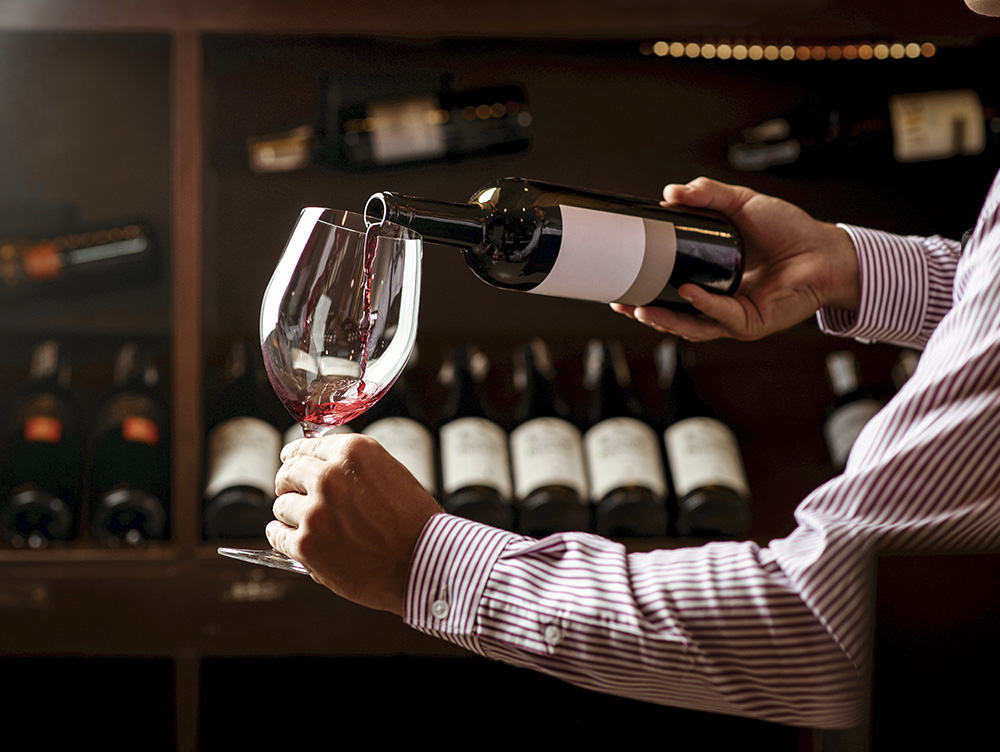Подавать вино надо по правилам и этикетам, это поможет вам создать антураж знатока
