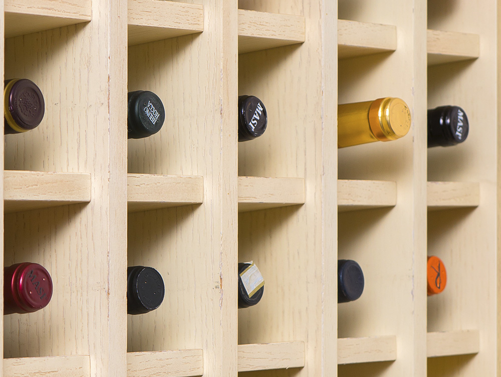 Хранение вина в бутылках в горизонтальном положении на стеллажа