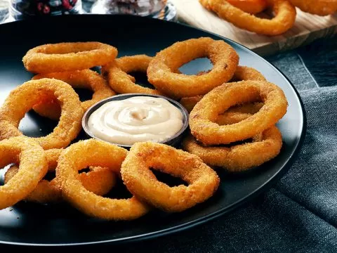 Луковые кольца с соусом