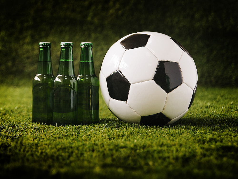 Футбольный мяч и пиво