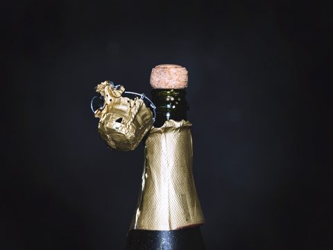 Как открыть шампанское аккуратно